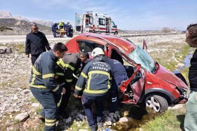 Kontrolden çıkan otomobil şarampole savruldu: 2 yaralı