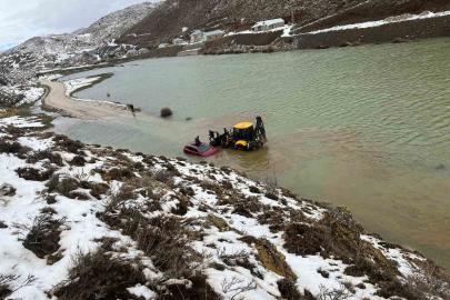 Konya’da göle dönen yayla yolunda araçta mahsur kalan aile kurtarıldı