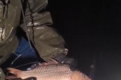 Kovada Gölü’nde yasa dışı avcılığa geçit yok: Kaçak avcılıkta kullanılan 7 çuval ağa el konulurken, balıklar tekrar göle salındı