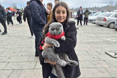 Küçük çocuk Eskişehirspor maçına kedisi ile geldi