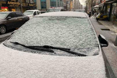 Küçükçekmece’de dolu yağışı etkili oldu, ortalık beyaza büründü
