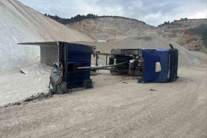 Kum boşaltırken devrilen kamyonda iş kazası: 1 yaralı
