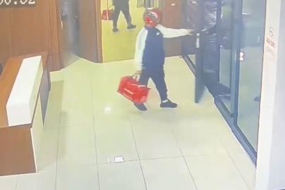 Kurye kılığıyla girdiler, silahla alıkoydular... Özel Harekat kapıları koçbaşıyla kırdı