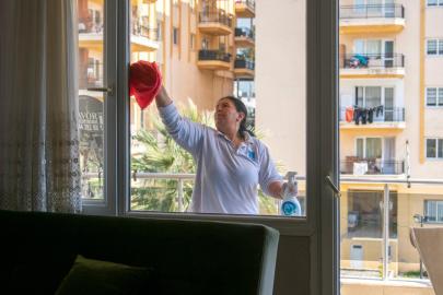 Kuşadası Belediyesi Evde Bakım Birimi ihtiyaç sahibi vatandaşların yanında