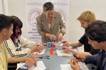 Kütahya Dumlupınar Üniversitesi’nde Arkeolojik Çizim Teknikleri Atölyesi düzenlendi
