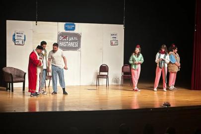 Kütahya’da "Keçileri Kaçırıyorum" oyunu tiyatroseverlerle buluştu