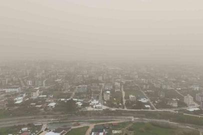 Libya’dan gelen çöl tozu Hatay’ı yuttu