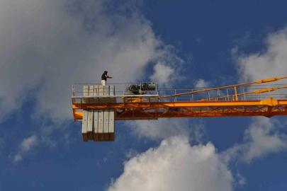Maaşını alamayınca vincin tepesine çıktı, banka hesabına yatan parayı teyit edip indi