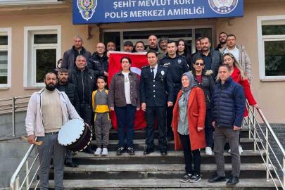 Mahalle sakinlerinden polislere sürpriz kutlama