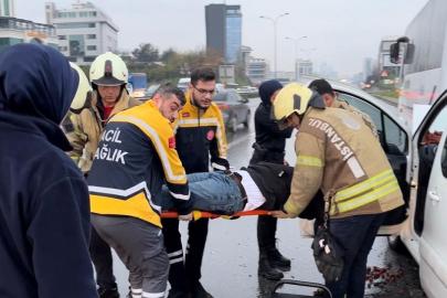 Maltepe’de hafif ticari araç, servis minibüsüne arkadan çarptı: 1 yaralı
