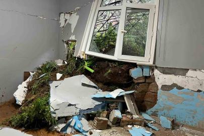 Maltepe’de toprak kayması: Tek katlı ev kullanılamaz hale geldi