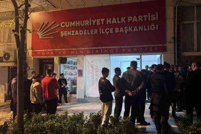 Manisa’da iş vaadi öfkesiyle CHP binasının camlarını kırdı