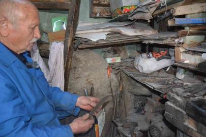 Manisa’nın 64 yıllık çelik bileği Orhan usta yarım asırdır örs başında