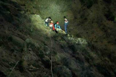 Mantar toplarken uçurumdan düştü, saatler süren çalışmayla kurtarıldı