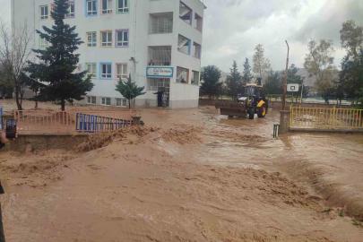 Mardin’de sağanak nedeniyle okulda mahsur kalan 75 öğrenci tahliye edildi