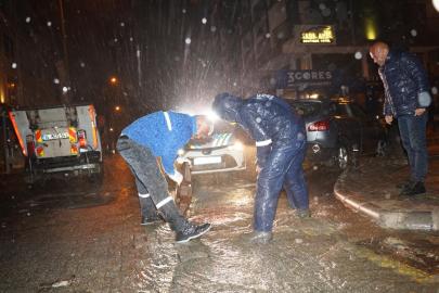 Marmaris’te belediye ekiplerinden gece boyunca ’sağanak ve fırtına’ mesaisi