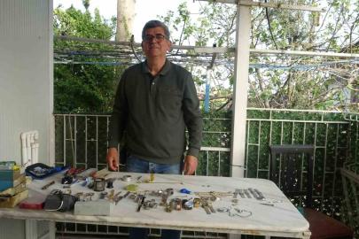 Merakla başlayıp 35 sene yaptığı mesleği teknolojiye yenik düşen saatçi, 12 yıldır evinde mesleğini yaşatıyor