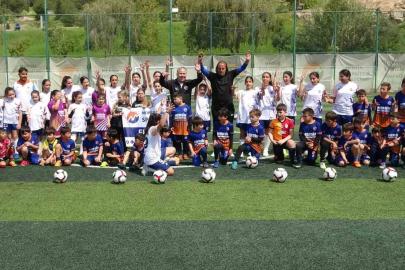 Mersin Üniversitesi’nde yüzlerce çocuk ve genç, dijital bağımlılıktan uzak sporla yetişiyor