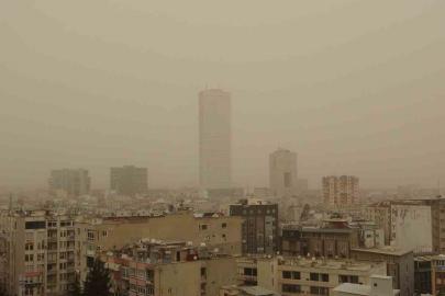 Mersin ve ilçelerinde toz taşınımı etkili oldu