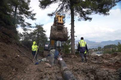 Mersin’de heyelan bölgesinde hasar gören içme suyu hattı onarıldı