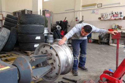 Mersin’de kamyon lastiği şişirirken patladı: O anlar kamerada