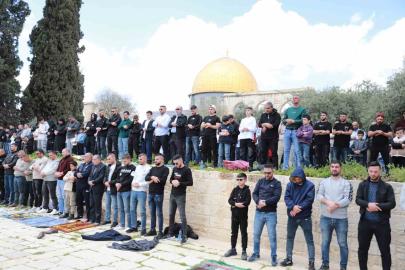 Mescid-i Aksa’da 6 hafta sonra ilk cuma namazı 100 bin kişiyle kılındı