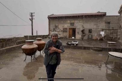 Meyve ağaçlarının çiçek açtığı Güzelyurt’ta kar yağışı