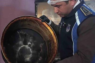 Mide bulandıran tencerenin bulunduğu yemekhane mutfağında üzerinde sinekler uçuşan çürümüş patatesler zabıta ekiplerini hayrete düşürdü