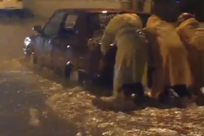 Minibüste mahsur kalan 4 kişiyi itfaiye kurtardı