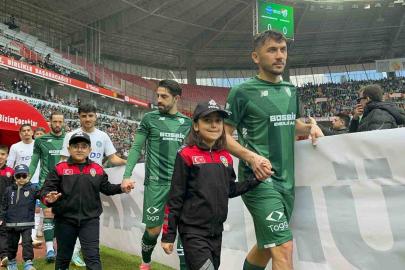 Minik taraftarlar Polis Haftası kapsamında üniforma ile sahaya çıktı