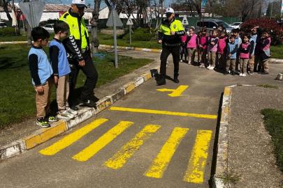 Minikler trafiği eğlenerek öğrendi