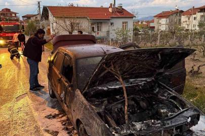 Motor kısmında çıkan yangın otomobili küle çevirdi