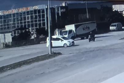 Motosiklet ile hafif ticari araç çarpıştı: 1 yaralı