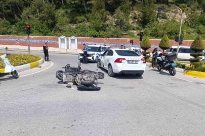 Motosiklet ile otomobil çarpıştı, 2 genç yaralandı