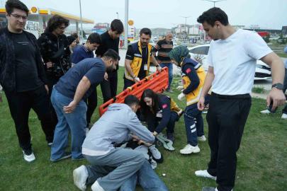 Motosiklete çarpan hafif ticari araç takla attı: Yaralı sürücünün yardımına vatandaşlar koştu