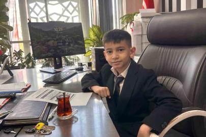 Müdür koltuğuna oturan küçük çocuk ilk talimatıyla arkadaşlarını sevindirdi