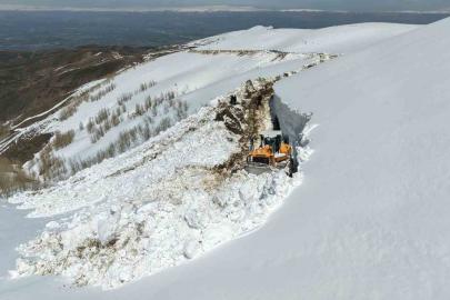 Muş’ta 5 metrelik karla zorlu mücadele