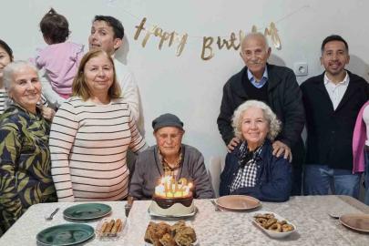 Mustafa dede, 102’nci yaş gününü çocukları ve torunlarıyla kutladı