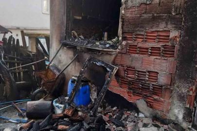 Mutfakta çıkan yangın evi küle çeviriyordu