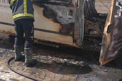 Nevşehir’de park halindeki minibüs alev alev yandı