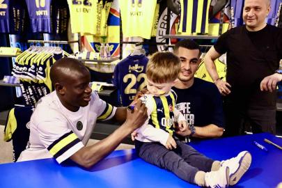 N’Golo Kante ve Levent Mercan imza gününde taraftarla buluştu