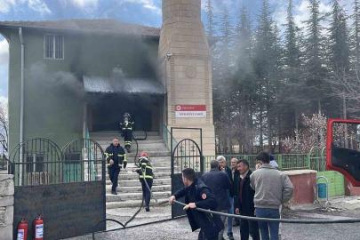 Niğde’de camide yangın, ekiplerin müdahalesi sürüyor