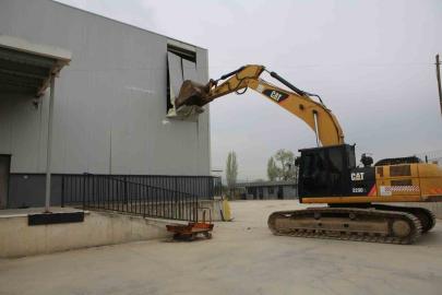 Nilüfer’de 4 bin metrekarelik kaçak depo yıkıldı