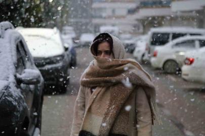 Nisan ayında lapa lapa kar yağışı: Kent merkezini beyaza bürüdü