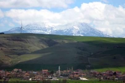 Nisan sürprizi: Amasya’nın zirveleri beyaza büründü