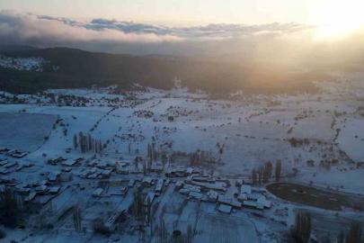 Nisan yağan kar mahalleyi beyaz örtü ile kapladı