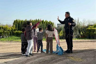 Nusaybin’de çocukların uçurtma sevincine polis ağabeyleri de ortak oldu