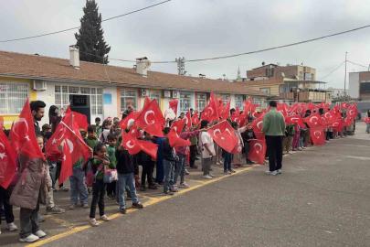 Öğrenciler okula bayrak ve çiçeklerle gitti