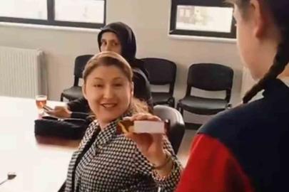 Öğrencilerden anlamlı mesaj: "Öğretmene silah değil, çikolata uzatılır"