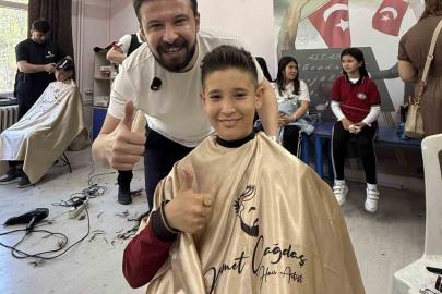 Öğrencilerin yüzü gülsün diye iş yerinin kapısına kilit vurdu